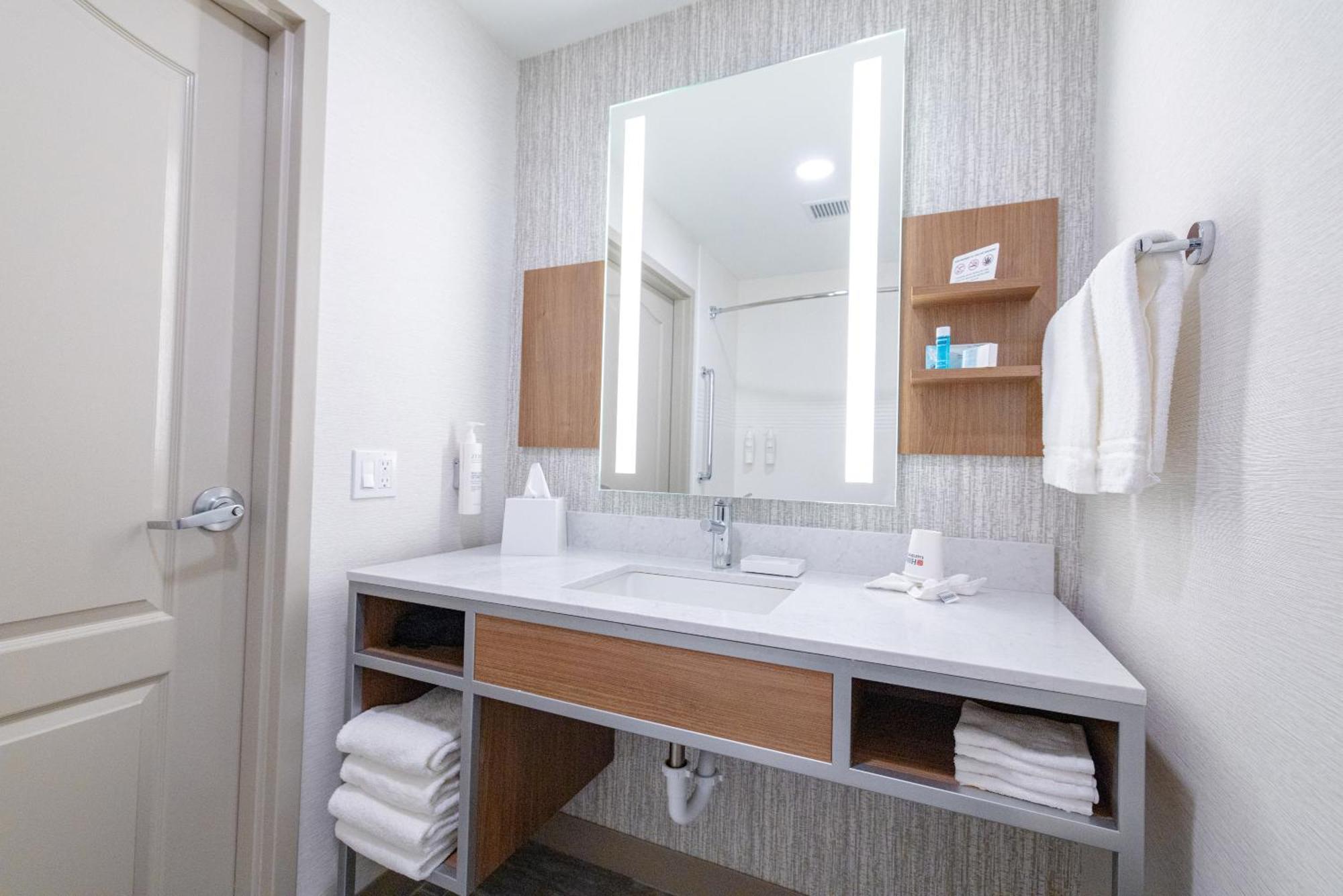 Hilton Garden Inn Lakewood Ngoại thất bức ảnh