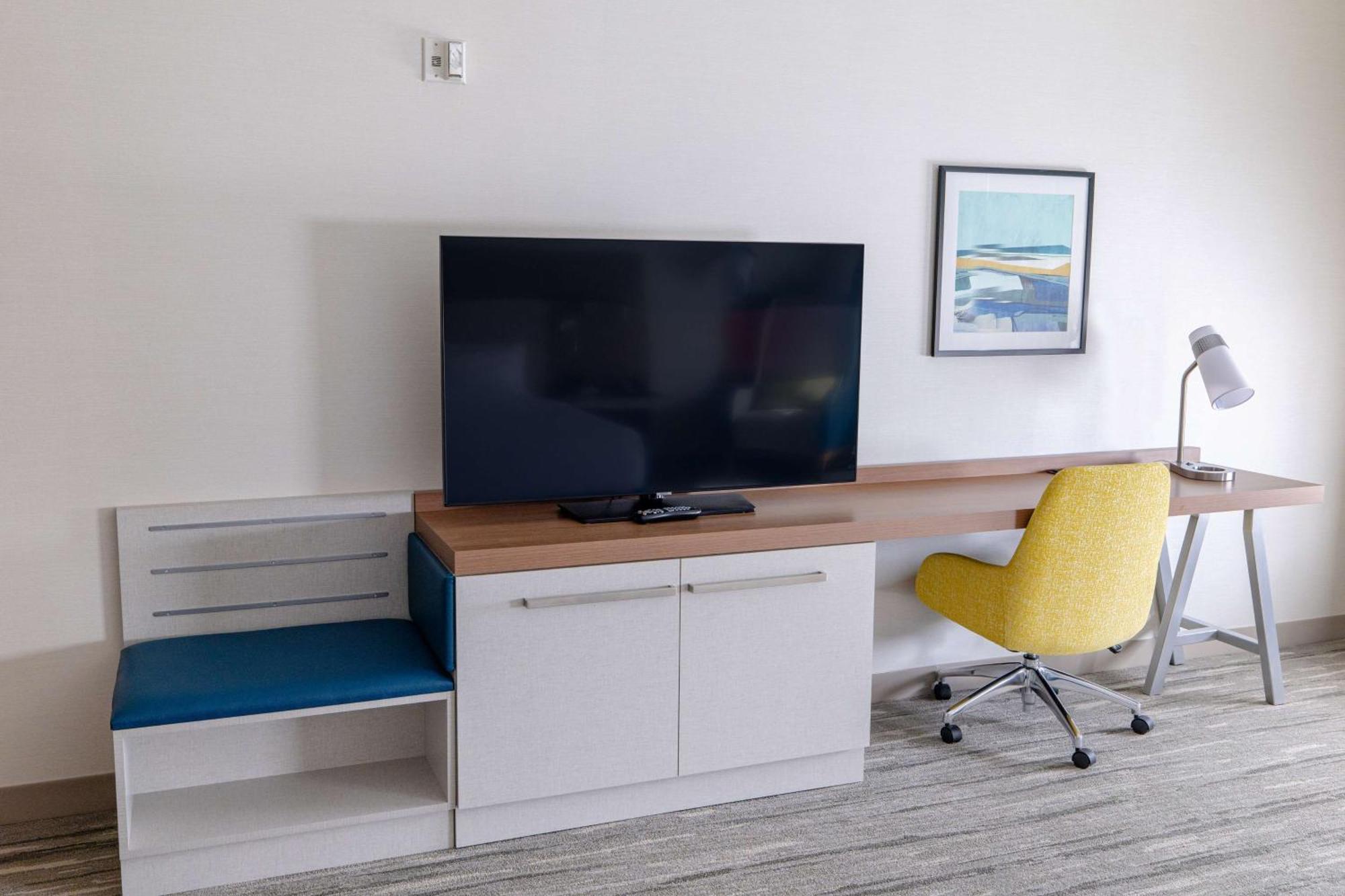 Hilton Garden Inn Lakewood Ngoại thất bức ảnh