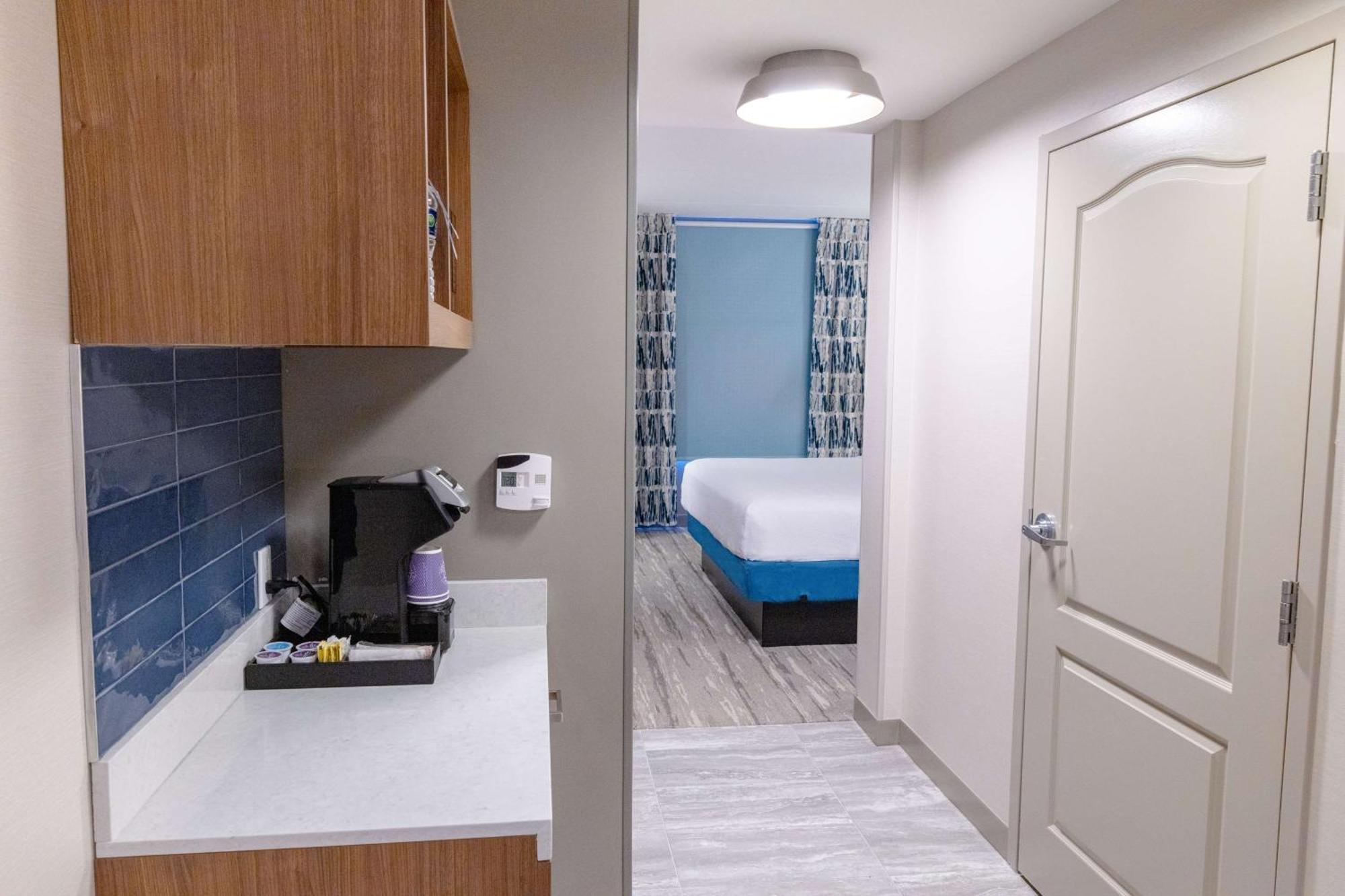 Hilton Garden Inn Lakewood Ngoại thất bức ảnh